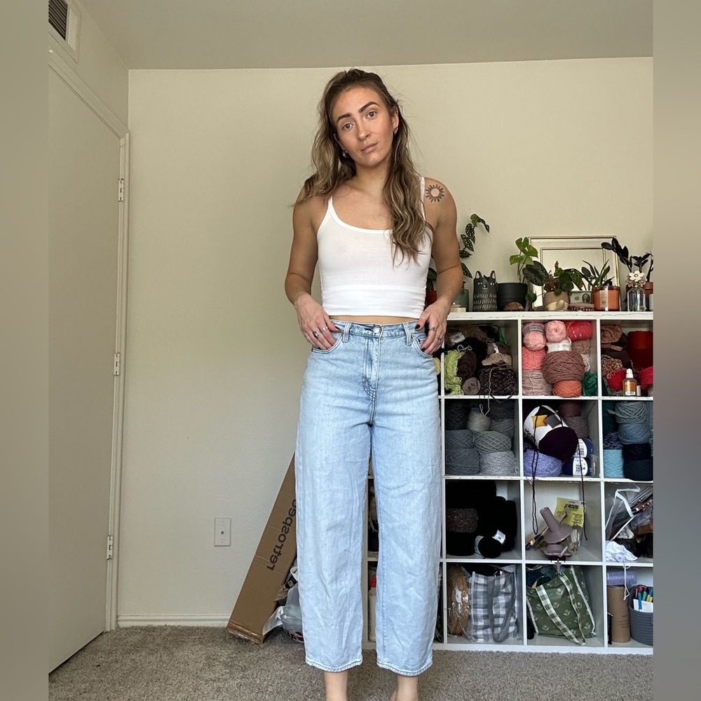 Levi’s Highwaisted Balloon Leg Denim Jeans in size 26.